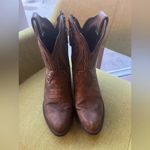 Women’s cowboy boots in the color tan very gently used